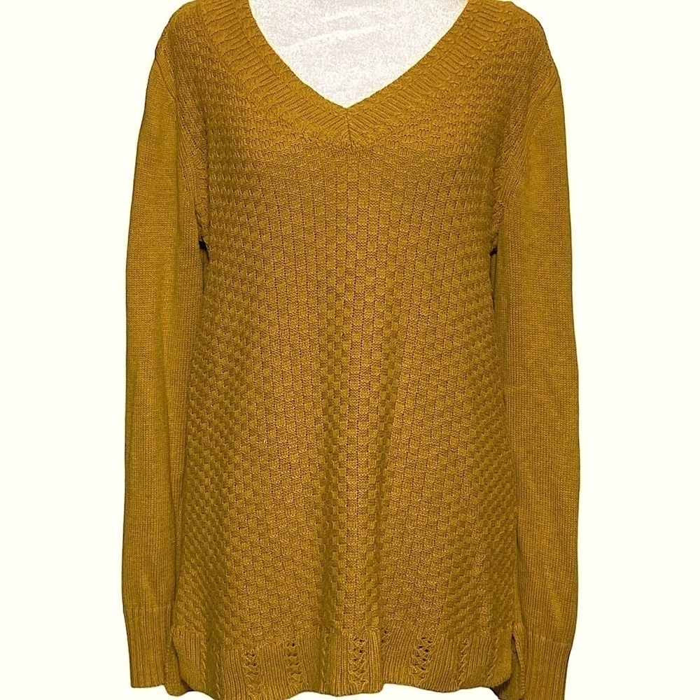 Sonoma women's size Medium Gold basket weave knit V-neck long sleeve sweater